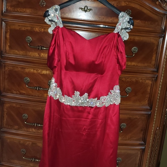 Red intricate detail Evening Gown - Picture 2 of 7